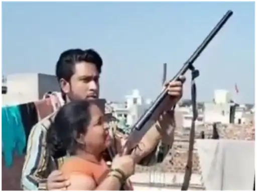 मेरठ: दिवाली पर पूरे परिवार ने की हर्ष फायरिंग, पिता की लाइसेंस बंदूक पहले अपनी मां को दी फिर भाई और बहन को, पिता और बेटे के खिलाफ केस दर्ज